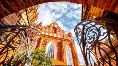 polen_baltische-staten_litouwen_vilnius_kerk_hek_poort_doorkijk_lucht_getty
