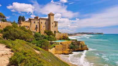 spanje_catalonie_tarragona_costa-dorada_castell-de-tamarit_baai_water_zee_kasteel_vesting_shutterstock