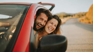 spanje_andalusie_malaga_stel_auto_onderweg_GettyImages-1169341102