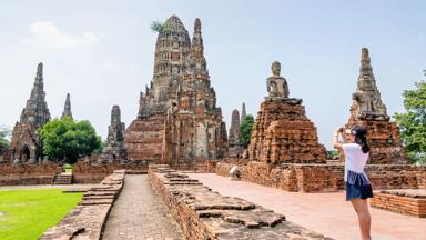 Thailand_Ayutthaya_familie_tempel_meisje maakt foto_shutterstock.jpg