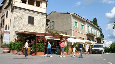 italie_toscane_chianti_radda_cafe_weg_huizen.jpg