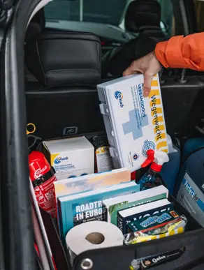 Veiligheidsartikelen in de kofferbak van een auto