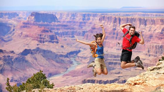 verenigde-staten_arizona_grand-canyon_uitzicht_reizigers_stel_jumpshot_springen_b