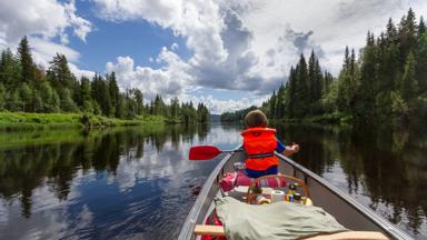 zweden_dalarna_Vasterdalalven-rivier_kano_kind_bos_getty