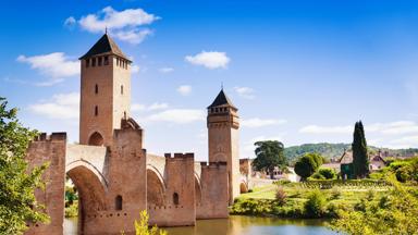 frankrijk_occitanie_cahors_brug_rivier_toren_huizen_shutterstock_1542264101
