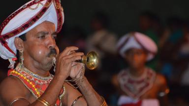 sri lanka_kandy_cultural show_dansers_instrument_journalist