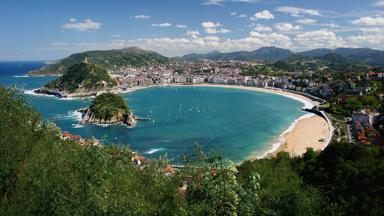 spanje_baskenland_san-sebastian_kust_zee_stad_overzicht_getty