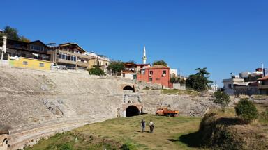 albanie_durres_durres_amfitheater_mensen