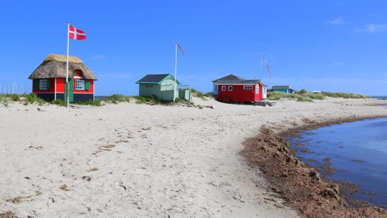 denemarken_zuid-denemarken_funen_aero_marstal_eiland-hoort-bij-funen_rode-huisjes_deense-vlag_strand_zee