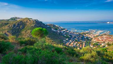 spanje_catalonie_roses_costa-brava_landschap_zomer_huizen_zee_zon_stad_groen_bergen_shutterstock