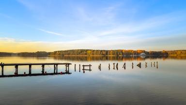 polen_baltische-staten_osztyn_meer_steiger_paal_palen_boot_bos_zonsondergang_getty
