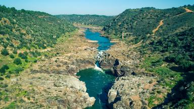 portugal_beja_mertola_parque-natural-de-vale-do-guadiana_guadiana-rivier_rivier_bergen_luchtbeeld_shutterstock