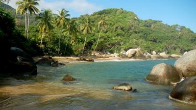 colombia_tayrona-national-park_strand_zee_palmbomen_rotsen_b