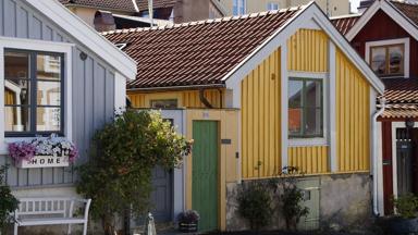 zweden_kalmar_gekleurde-huizen_straat_bloemen_dorp_pixabayjpg