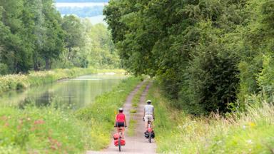 sfeer_frankrijk_bourgogne_veloroute_fiets_stel_canal_copyright_alain_doire_bourgogne-franche-comte-tourisme