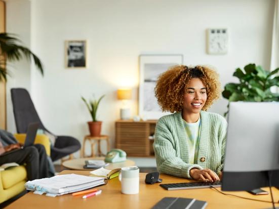Vrouw vergelijkt energiecontracten achter de computer