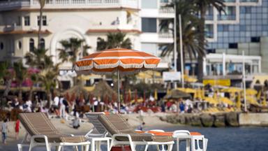 frankrijk_provence-alpes-cote-dazur_antibes_strand_zonnebed_parasol_zee_shutterstock