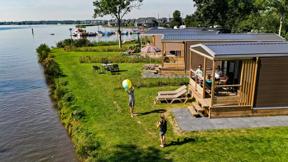 hotel_nederland_sneek_rcn-vakantiepark-de-potten_mobile-home-de-klipper_overzicht_sneekermeer_kinderen_spelen_mensen