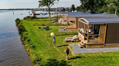 hotel_nederland_sneek_rcn-vakantiepark-de-potten_mobile-home-de-klipper_overzicht_sneekermeer_kinderen_spelen_mensen