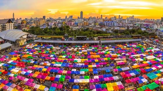 thailand_bangkok_straatmarkt-van-bovenaf_avondmarkt_stalletjes_skyline_b.jpg