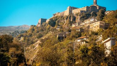 Fox_albanie_gjirokastra_landschap_unsplash