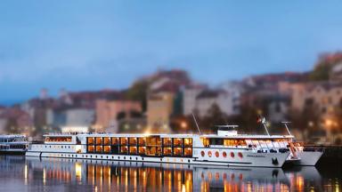 Passau, DEU, 06.11.2004.Fluﬂkreuzfahrt auf der Donau zwischen Passau und Linz mit dem Katamaranschiff Primadonna der Viking Fluﬂkreuzfahrten. .Abendstimmung am Anleger in Passau..