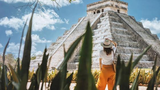 mexico_yucatan_piramide-van-kukulcan_vrouw_shutterstock_1993982009