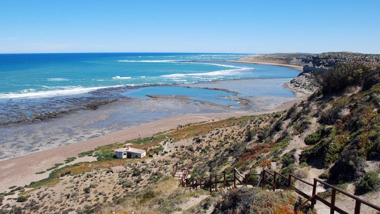 argentinie_chubut_peninsula-valdes_uitzicht_strand_zee_trap_rots_kust