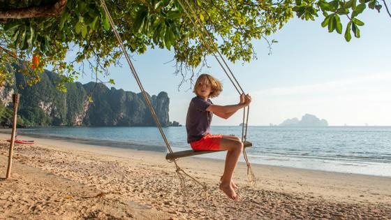 thailand_krabi_ao nang_strand_schommel_kind_GettyImages-1363493073