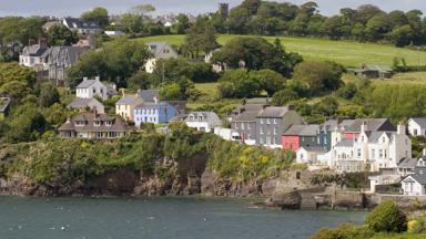 ierland_cork_kinsale_havenplaats_huisjes_zee_klif_heuvel_shutterstock