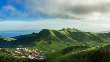 spanje_canarische-eilanden_tenerife_puerto-de-santiago_cruz-del-carmen-mirador_uitkijkpunt_heuvels_dorp_zee_getty-475064097