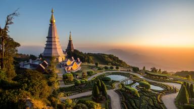 thailand_noord_pagode_zonsondergang_GettyImages-668710572
