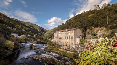 frankrijk_ardeche-dolce-via_fietsroute_eyrieux-rivier-huizen_shutterstock