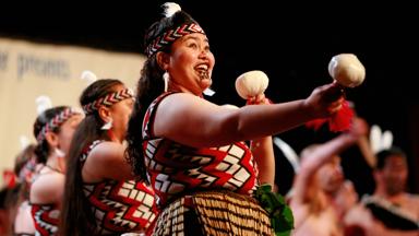 nieuw-zeeland_algemeen_maori-vrouw_dans_local_b