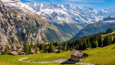 zwitserland_berner-oberland_murren_bergen_wandelpad_huizen_shutterstock_1188737548