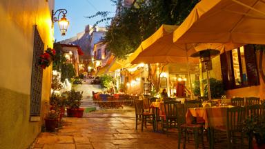 griekenland_athene_stad_straat_avond_terras_GettyImages-533721399.jpg