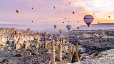 Turkije, Cappadocië, luchtbalonnen - GettyImages-1369303790