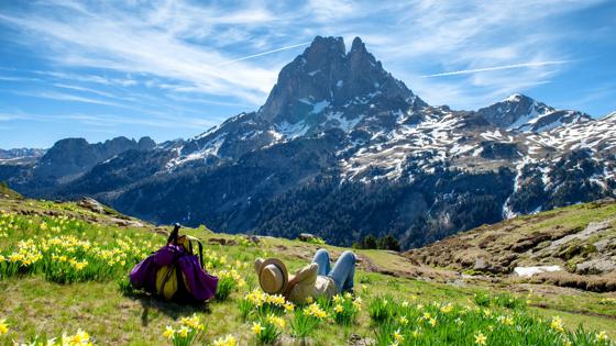 wandelrondreis_frankrijk_occitanie_pyreneeen_wandelaar_bergweide_shutterstock