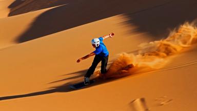 namibie_swakopmund_woestijn_sandboarden_man_getty