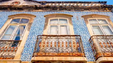 portugal_algarve_tavira_gevel_blauw_tegels_shutterstock_1359269759