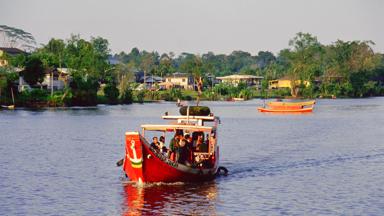 maleisie_borneo_kuching_rivier_taxi-boot_sfeerbeeld_a