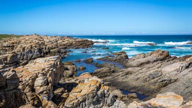 zuid-afrika_oost-kaap_sint-francis-bay_rotsen_zee_golven_blauwe-luch_shutterstock