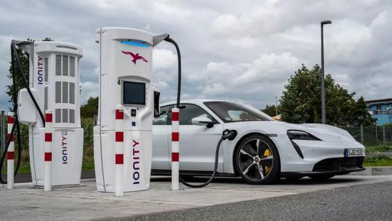 Snelladen Porsche Taycan IONITY