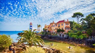portugal_estremadura_cascais_farol-de-santa-marta_vuurtoren_zee_mensen_zwemmen_GettyImages-885378640