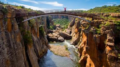 zuid-afrika_mpumalanga_graskop_bourkes luck potholes_brug_reiziger_shutterstock-1089912206