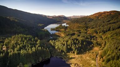 schotland_trossachs_loch-chon_herfst_meer_bos_heuvel_gebergte_zonsondergang_landschap_getty