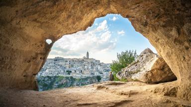 italie_apulie_basilicata_matera_vrouw-rots-uitzicht_getty