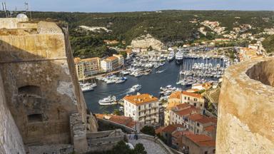 frankrijk_corsica_bonifacio_citadel_haven_uitzicht_GettyImages-643656492