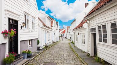 noorwegen_stavanger_witte-houten-huizen-straat_shutterstock
