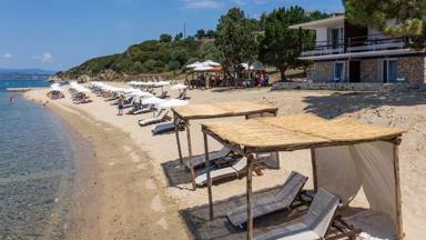 Griekenland_Ouranoupoli_Xenis_Ourannoupolis_Hotel_Strand_Ligbedjes